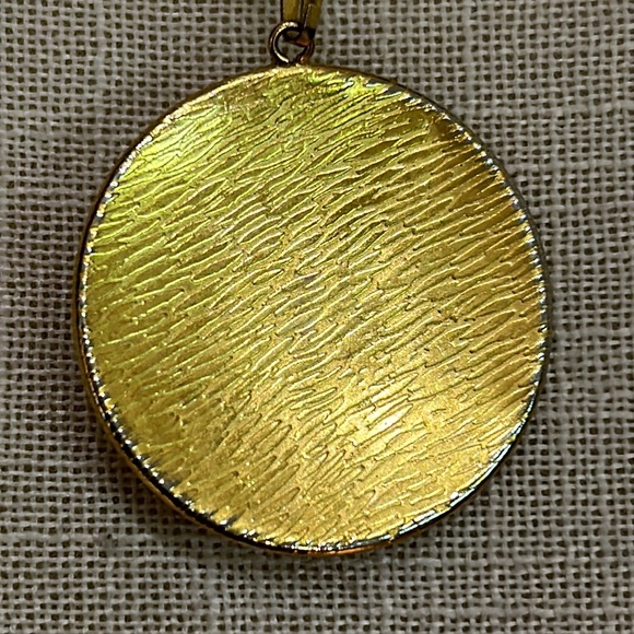 🫶🏼Gold and Black Pendant with adjustable gold tone chain - Picture 4 of 4